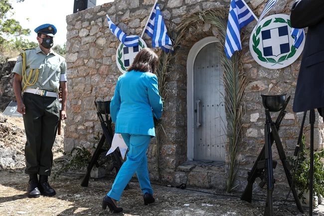 Στη Χίο η Κατερίνα Σακελλαροπούλου: Το μνημόσυνο στον Ανάβατο και το καλάθι με άγρια φυτά από τη νησίδα Παναγιά
