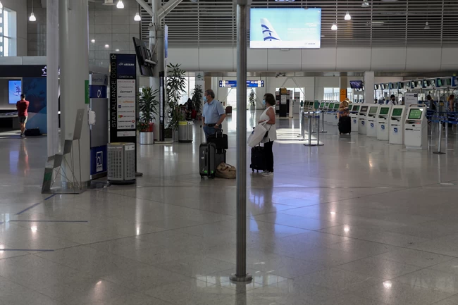 Κορονοϊός: Διακόπτονται οι πτήσεις από Βαρκελώνη - Όλες οι νέες ταξιδιωτικές οδηγίες
