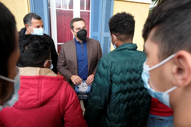 Δώρα σε ανήλικα προσφυγόπουλα μοίρασε ο Αλέξης Τσίπρας για την Πρωτοχρονιά [εικόνες]