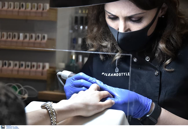 Κλειστά τα καταστήματα μανικιούρ πεντικιούρ - Τι ισχύει για τα κομμωτήρια με τέτοιες υπηρεσίες