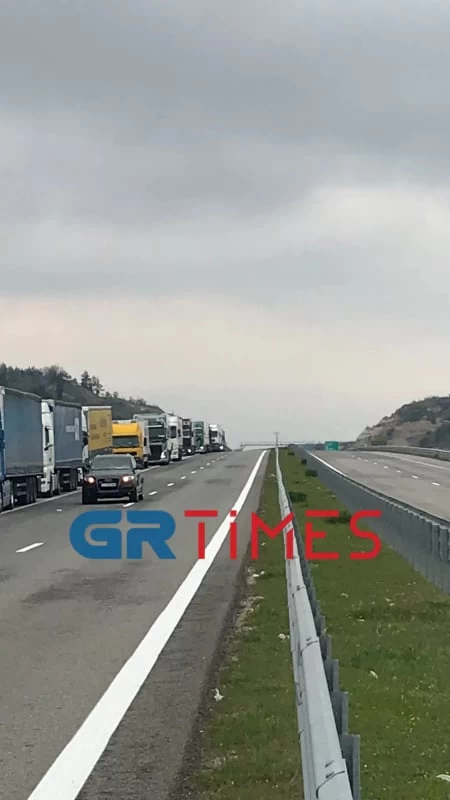 Προμαχώνας: Ταλαιπωρία και ουρά χιλιομέτρων - Μόνο ένας αστυνομικός διενεργεί ελέγχους [Βίντεο]