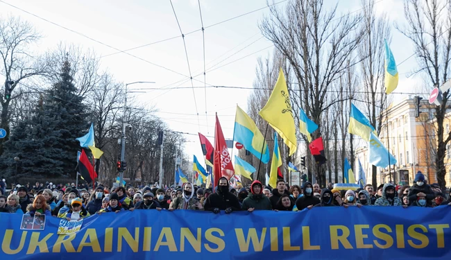 Κορυφώνεται η αγωνία στην Ουκρανία: Χιλιάδες πολίτες στους δρόμους του Κιέβου ενώ ηχούν τύμπανα πολέμου