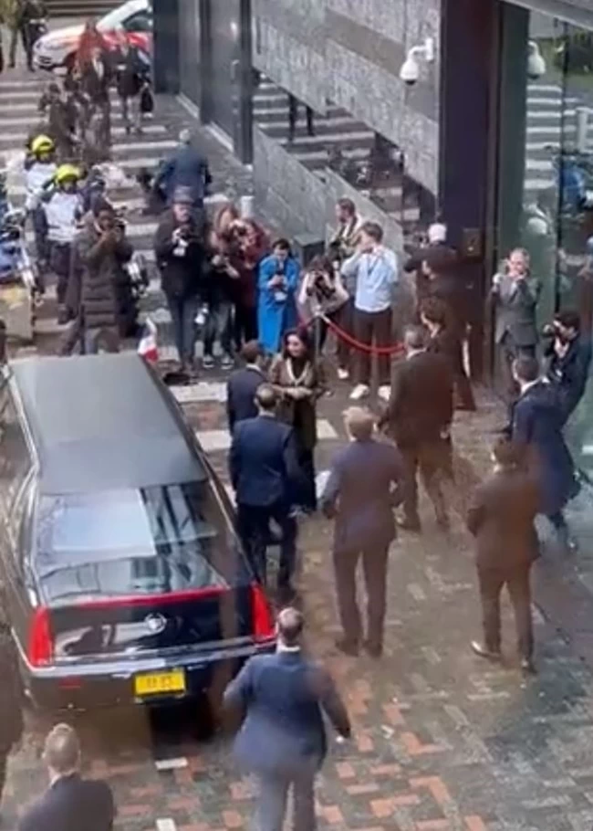 Η στιγμή που η φρουρά του Μακρόν ξαπλώνει στο έδαφος διαδηλωτή που φωνάζει συνθήματα εναντίον του (βίντεο)