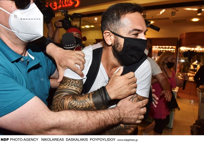 Τριαντάφυλλος: Τον φυγάδευσαν μόλις έφτασε στο Ελ Βενιζέλος - Χαμός από τους θαυμαστές που τον περίμεναν