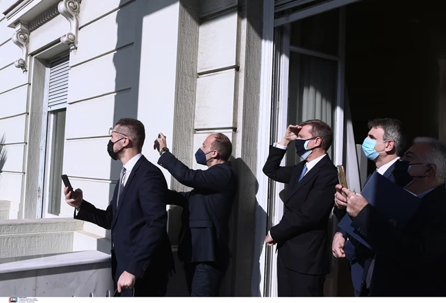 Τα Rafale πάνω από το υπουργείο Εξωτερικών - Δένδιας και Κασουλίδης βγήκαν έξω, διπλωμάτες τραβούσαν φωτό με τα κινητά