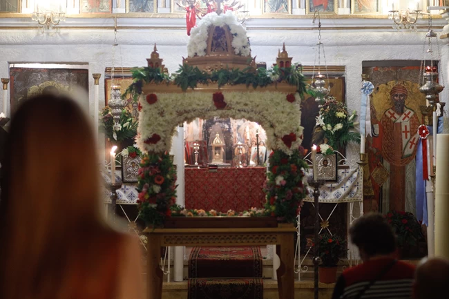 Κέρκυρα: "Στολίστηκαν" με εκατοντάδες κορδέλες οι επιτάφιοι της Παναγίας στο νησί