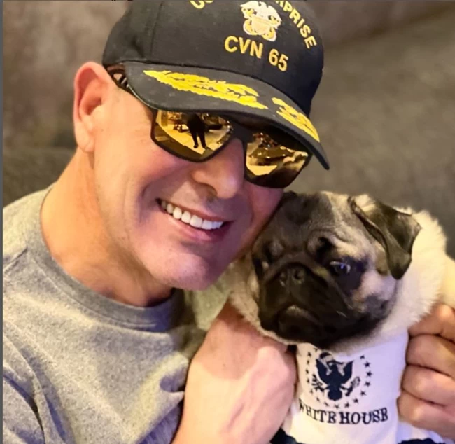 Ο Πάνος στο (αμερικανικό) Ναυτικό μαζί με τον σκύλο του: Η νέα εμφάνιση Καμμένου μετά το γούνινο καπέλο των Σοβιετικών