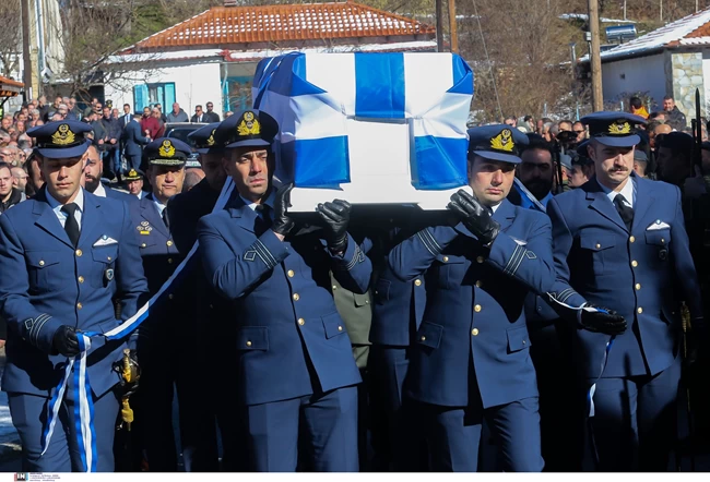 Κηδεία σμηναγού Τσιτλακίδη: Πομπή με χειροκροτήματα προς τον τάφο του - "Είσαι ο ήρωάς μας", φώναξε ο αδερφός του