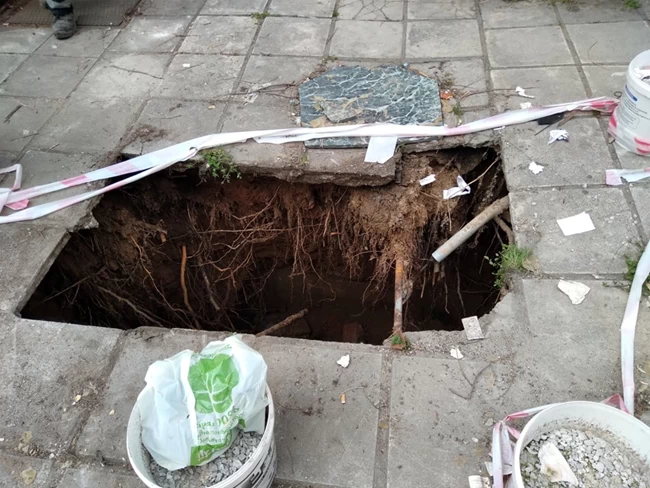 Τρύπα σε πεζοδρόμιο στη Θεσσαλονίκη