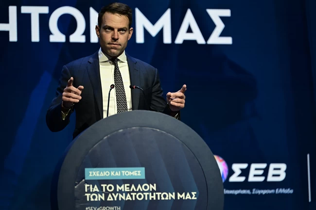 Πρώτη εμφάνιση Κασσελάκη (με γραβάτα φυσικά) ενώπιον των βιομηχάνων: Η νέα Αριστερά δεν δαιμονοποιεί το Κεφάλαιο