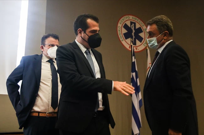 Πλεύρης: Δεν υπάρχει κουβέντα για πρόσθετα μέτρα στη Θεσσαλονίκη - Αποδοκιμασίες από υγειονομικούς