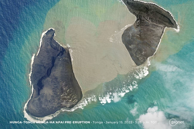 Τσουνάμι "κατάπιε" το νησί Τόνγκα στον Ειρηνικό - Χωρίς ρεύμα και νερό 105.000 άνθρωποι - Συγκλονιστικές εικόνες