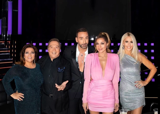 Δέσποινα Βανδή: Φόρεσε το ίδιο dusty pink φόρεμα με την Χέιλι Μπίμπερ