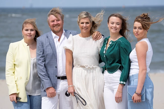 Η βασίλισσα Μάξιμα με απίθανο deux pieces Tory Burch: Η εμφάνιση στην παραλία που κέρδισε τις εντυπώσεις