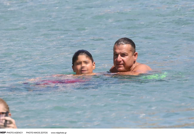 Γιώργος Λιάγκας: Παίζει σε παραλία της Μυκόνου με τους γιους του [εικόνες]