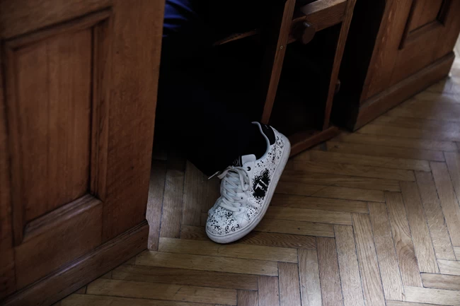 Ο βουλευτής Λάζαρος Τσαβδαρίδης με κοστούμι... και λευκά σνίκερς στη Βουλή