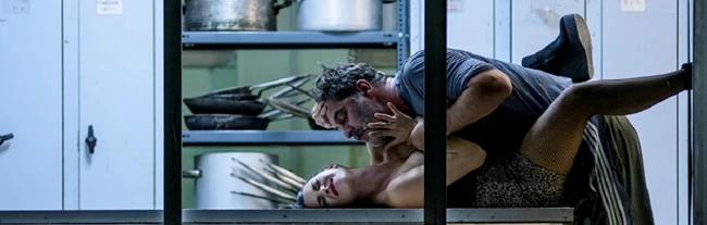 "Ανθρωποι και ποντίκια": Η sold out παράσταση του Βασίλη Μπισμπίκη επιστρέφει στο Cartel
