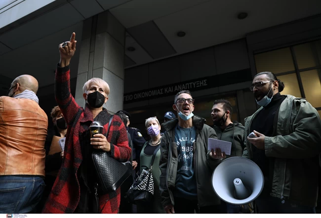 Διαδήλωση κουρέων και κομμωτών για τα νέα μέτρα: Συγκέντρωση έξω από το υπουργείο- Τους συνάντησε ο Άδωνις