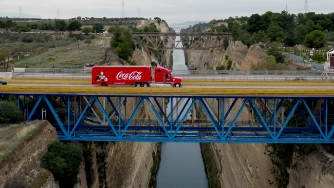 Το εμβληματικό φορτηγό της Coca-Cola φθάνει και στην Αθήνα για να σκορπίσει την αληθινή μαγεία των Χριστουγέννων