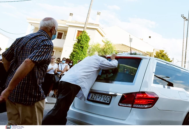 Έγκλημα στη Φολέγανδρο: Συγκλονιστικές εικόνες από την κηδεία της Γαρυφαλλιάς - Σπαρακτικός ο επικήδειος της φίλης της