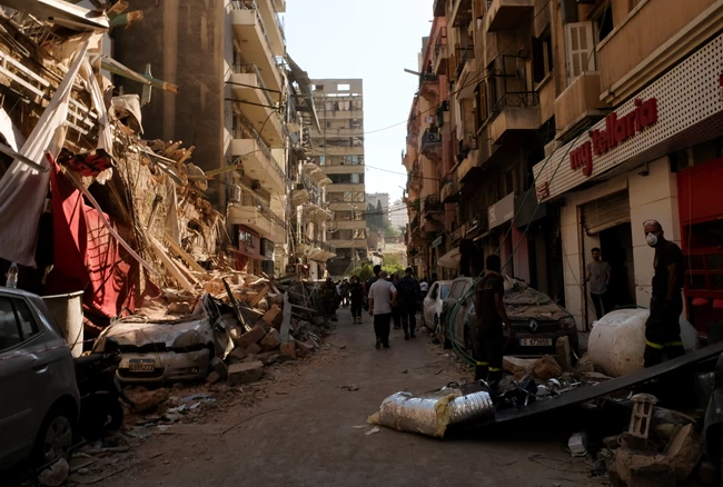 Εκρηξη στη Βηρυτό: Σκληρή μάχη με τον χρόνο για τους αγνοούμενους - Έραβαν τις πληγές με το φως των κινητών