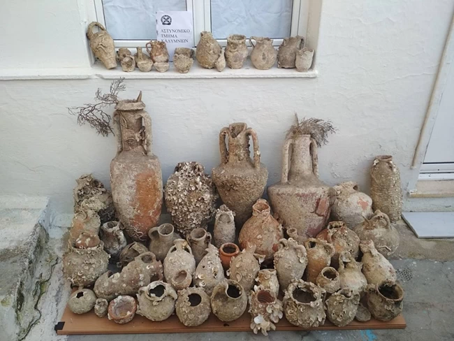 Κάλυμνος: Είχε στο σπίτι της... μουσείο με 56 αρχαίους αμφορείς και πήλινα αγγεία