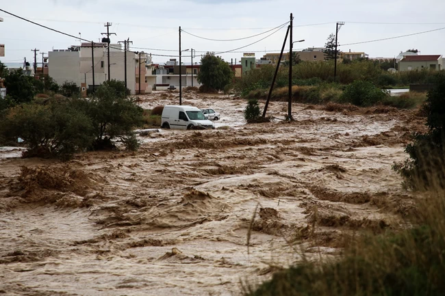 Κακοκαιρία σε όλη τη χώρα - Συνεχίζονται οι βροχές και καταιγίδες στην Κρήτη