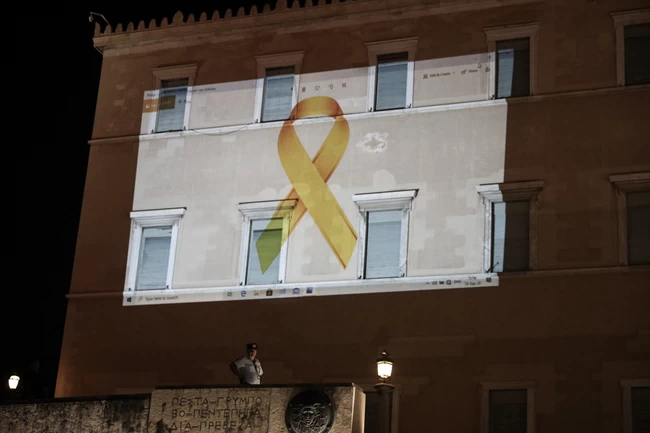 Βουλή: Φωταγωγήθηκε με την "Χρυσή Κορδέλα" - Για τη μάχη κατά του παιδικού καρκίνου [εικόνες]