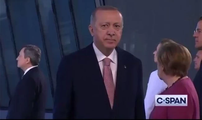 "Χαμένος στη μετάφραση" ο Ερντογάν: Η οικογενειακή φωτογραφία του ΝΑΤΟ που τον έφερε σε δύσκολη θέση