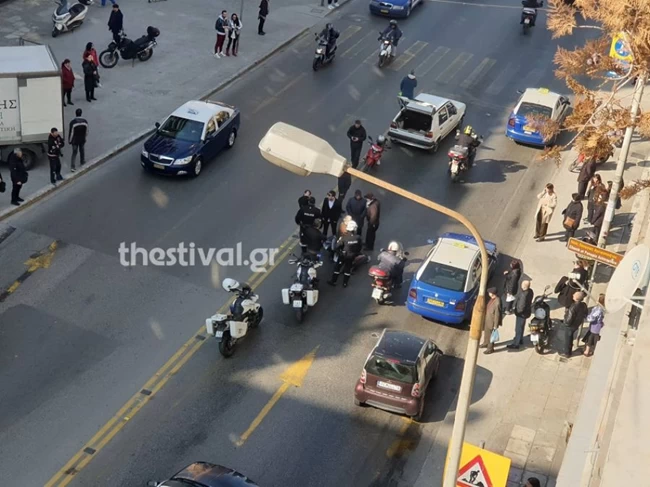 Θεσσαλονίκη: Αυτοκίνητο παρέσυρε μητέρα και τα δύο ανήλικα παιδιά της
