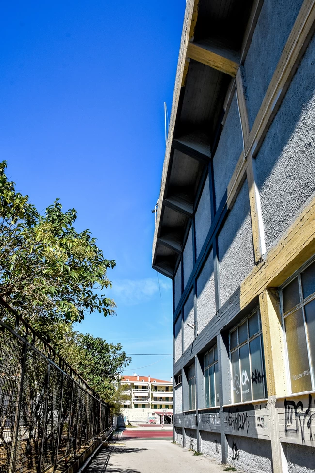 Πένθος στο Ναύπλιο: Συντετριμμένοι οι γονείς στην κηδεία του 14χρονου - Εκατοντάδες μαθητές δίπλα από το λευκό φέρετρο Κερκίδες - Ναύπλιο