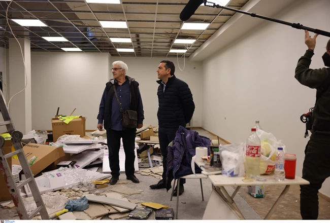 Ο Αλέξης Τσίπρας καταγγέλλει ότι το κέντρο τηλεδιοίκησης στη Λάρισα είναι γιαπί- "Είναι στη διπλανή αίθουσα"...απαντάει ο Γεραπετρίτης