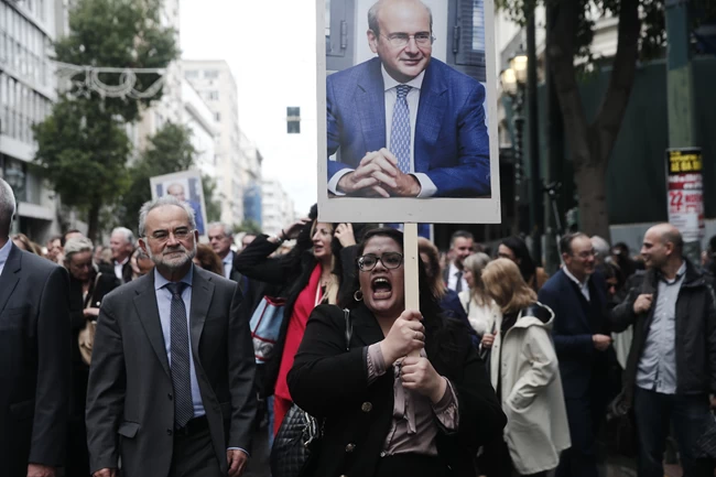 Μικρή η συμμετοχή των ελεύθερων επαγγελματιών στη διαδήλωση για το φορολογικό- "Μπροστάρηδες" δικηγόροι, οδηγοί ταξί [εικόνες]