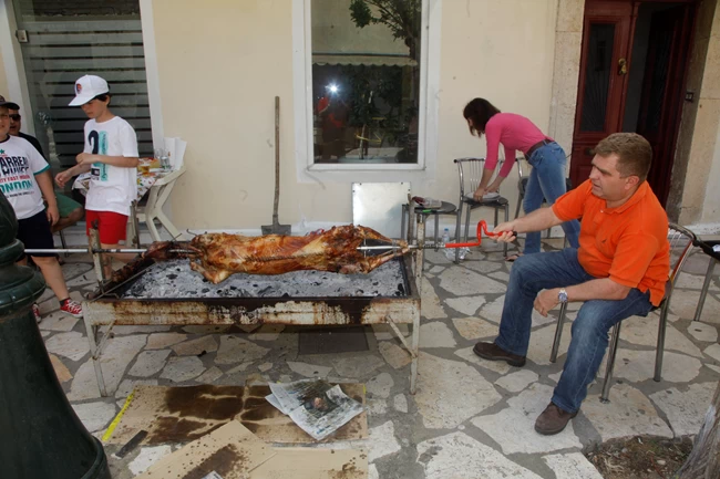 Πασχαλινό τραπέζι: Στα 41,70 ευρώ το μέσο καλάθι του 2021 - Aκριβότερο το αρνάκι