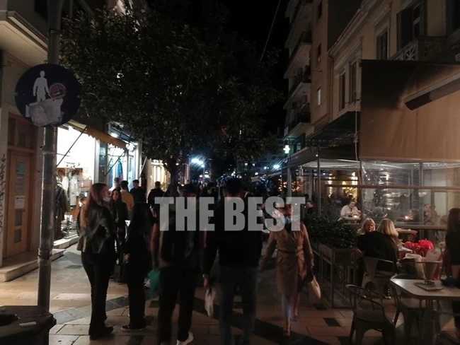 Συνωστισμός στην Πάτρα πριν το lockdown