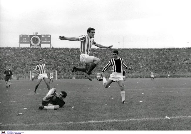 "Έμπαινε Γιούτσο": Το προσφυγόπουλο που έγινε θρύλος του Ολυμπιακού - Ποιος ήταν ο "κανονιέρης" Νίκος Γιούτσος