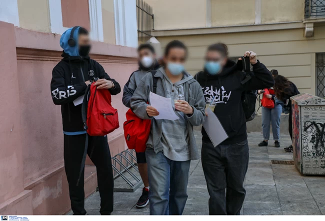 Κορονοϊός: Αύξηση κρουσμάτων μετά τα self test - Ανησυχία για τους 819 διασωληνωμένους - Non stop πίεση στο ΕΣΥ