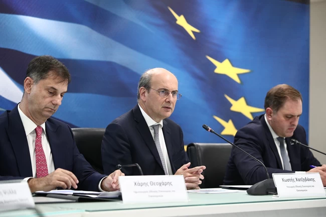 Πάταξη της φοροδιαφυγής: Τι αλλάζει για ελεύθερους επαγγελματίες, μισθώσεις ακινήτων και πληρωμές με μετρητά
