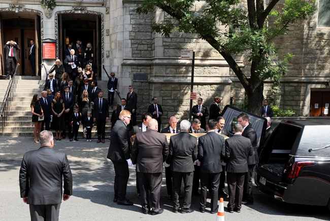 Ολη η οικογένεια Τραμπ στην κηδεία της Ιβάνα - Συντετριμμένοι ο Ντόναλντ Τραμπ και τα παιδιά του [εικόνες]