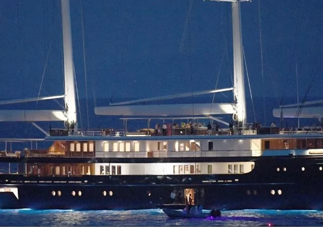 That’s amore! Τζεφ Μπέζος και Λορίν Σάντεζ γιόρτασαν τους αρραβώνες τους στο σούπερ γιοτ των 500 εκατομμυρίων δολαρίων
