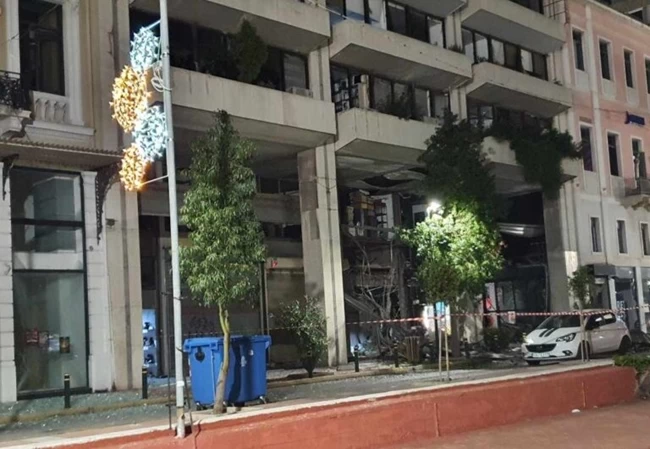 Έκρηξη βόμβας στο κέντρο του Πειραιά – Από θαύμα σώθηκε άστεγος, μεγάλες υλικές ζημιές σε πολυκατοικία