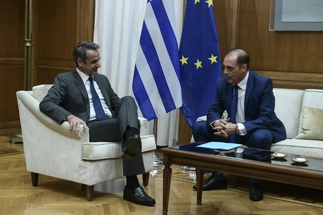 Καθησυχαστικός ο Μητσοτάκης σε δημοσιογράφους: "Βεβαίως να πάτε διακοπές, ακόμα και στο Καστελόριζο"