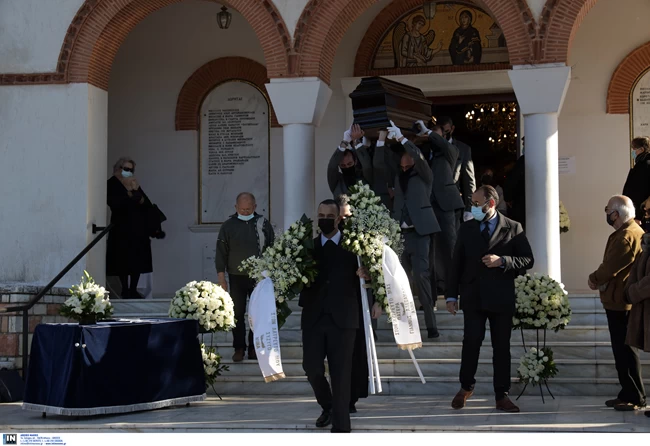 Το τελευταίο αντίο στον Σήφη Βαλυράκη - Ράγισαν καρδιές η σύζυγος και οι δύο γιοι του στην κηδεία [Εικόνες]