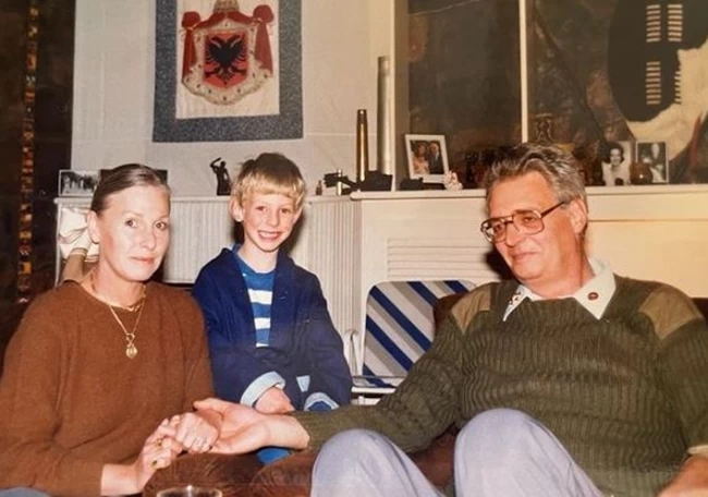 Ποιος είναι ο φιλόδοξος Αλβανός πρίγκιπας που θέλει να γίνει βασιλιάς της "Μεγάλης Αλβανίας" - Τα βάζει με τη Βρετανία