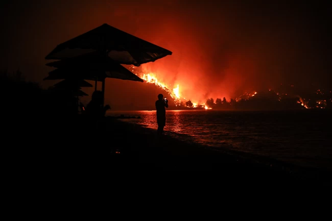 Νύχτα κόλαση στην Εύβοια: Καίγονται σπίτια, εγκλωβισμένοι σε Κεχριές και Μουρτιά - Οι κάτοικοι εγκαταλείπουν τη Λίμνη [εικόνες]
