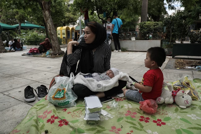 Στην πλατεία Βικτωρίας για τέταρτη μέρα πρόσφυγες - Στον δρόμο δεκάδες οικογένειες [εικόνες]