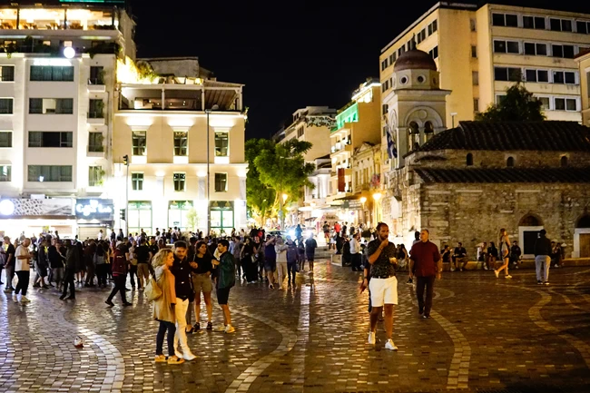 Κορονοϊός: Συνωστιμός στις πλατείες - "Όλα τα ενδεχόμενα στο τραπέζι", λέει η κυβέρνηση - Τι έδειξαν οι χθεσινοί έλεγχοι