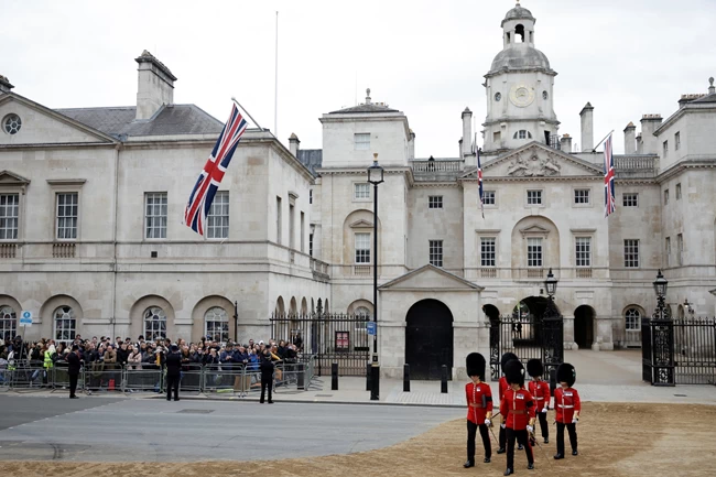 Ανοιξαν οι πόρτες - Φτάνουν οι υψηλοί προσκεκλημένοι
