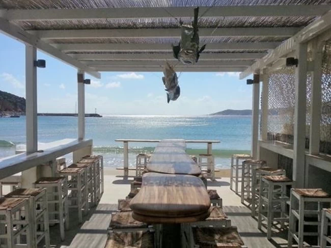 Στην Αντίπαρο με τον Τζέφ Μπέζος και τον Τόμ Χάνκς ο Κυριάκος και η Μαρέβα Μητσοτάκη