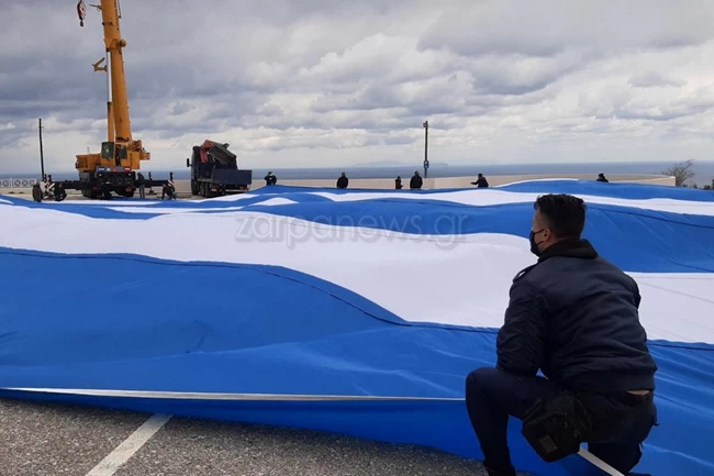 Έτσι ανέβαζαν την τεράστια ελληνική σημαία στη Σαντορίνη - Προσπάθησαν για ρεκόρ Γκίνες